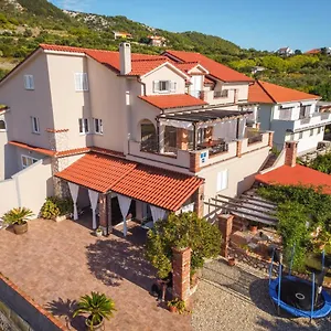 apartmani-ivanka-rab.primorje-gorskikotar.com/
